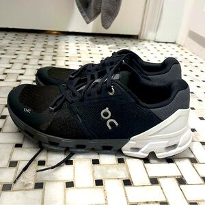 On Cloud flyer 4 ~ NWOB Women’s size 10 READ DETAILS PROVIDED